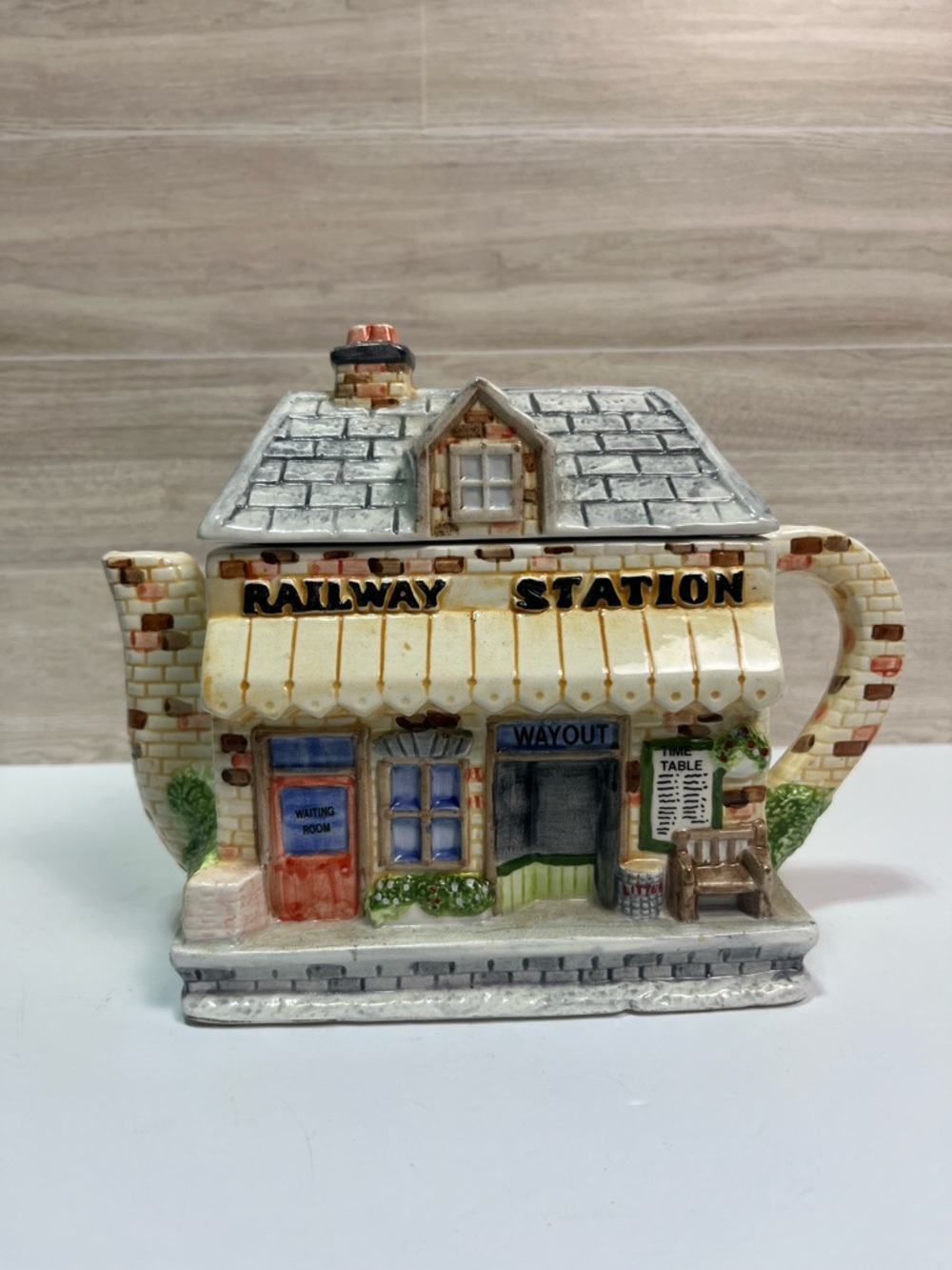 Vintage Western House Railway Station Teapot - The Village
Collectables Series